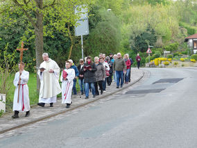 Markusprozession zum Kreuz an der Netzer Straße (© Karl-Franz Thiede)